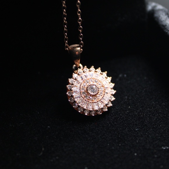 Beautiful Rose gold pendant & Necklace - Picture 1 of 10